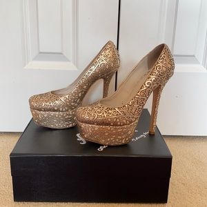 Alice and Olivia gold platform pump